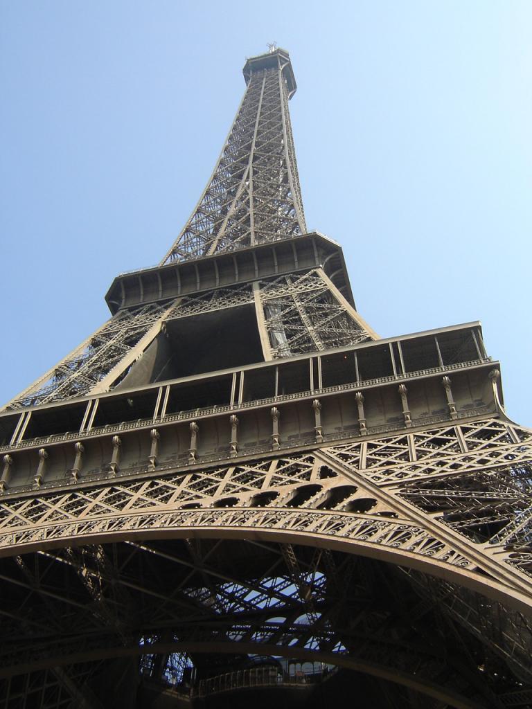 Eiffel tower Paris France French course learning lessons conversation tutor teacher foreign second language FLE