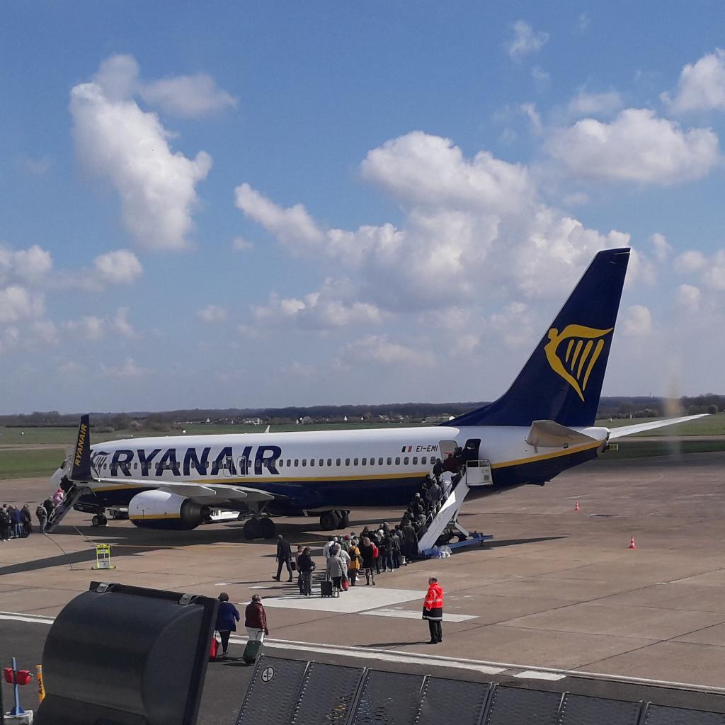 Avion aéroport Tours Ryanair passagers parking